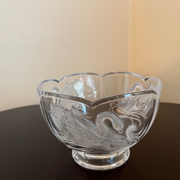 Vintage Teleflora Leaded Crystal Frosted Swan Embossed Bowl - Picture 2 of 5